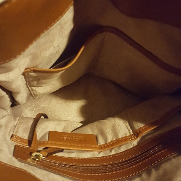 To big for me to carry i like crossbody - Picture 3 of 4